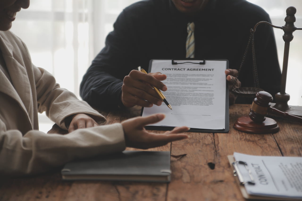 Son CDD est fini depuis deux ans mais son employeur a oublié de lui dire : la Cour de cassation lui accorde des milliers d'euros