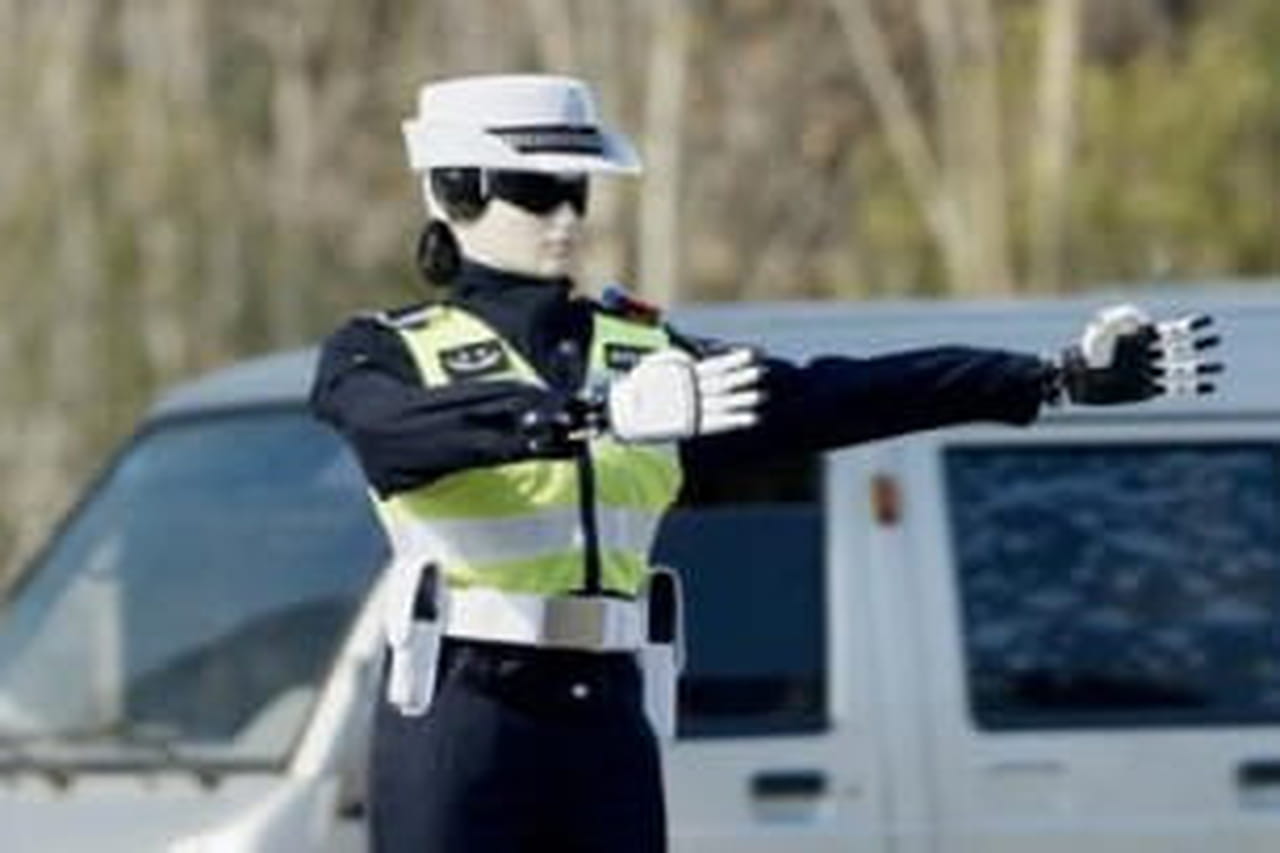 Les robots policiers humanoïdes patrouillent déjà en Chine