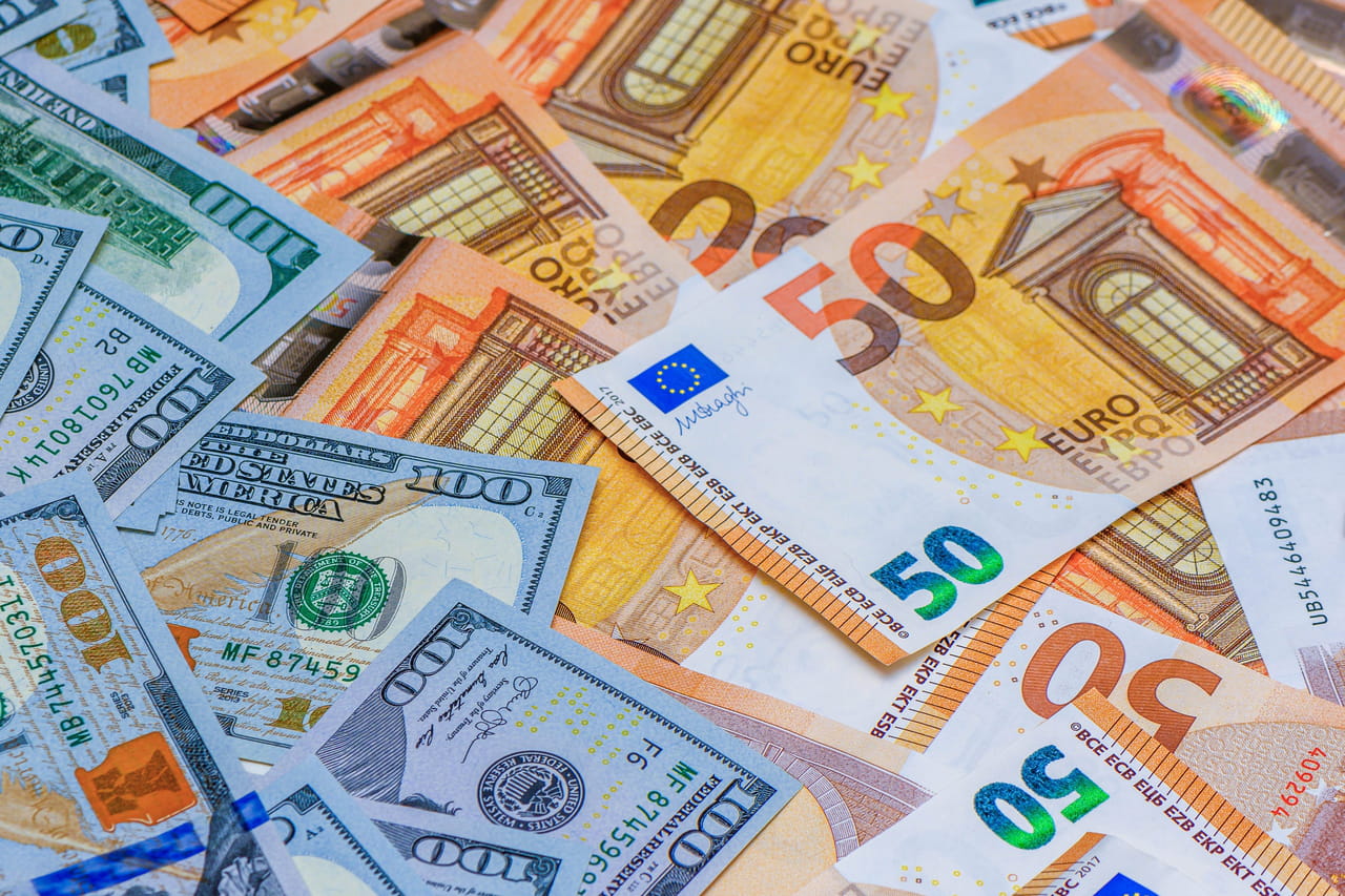 L'euro remonte de 0,34% face au dollar, porté par l'accalmie sur les taux obligataires français malgré les inquiétudes sur la dette