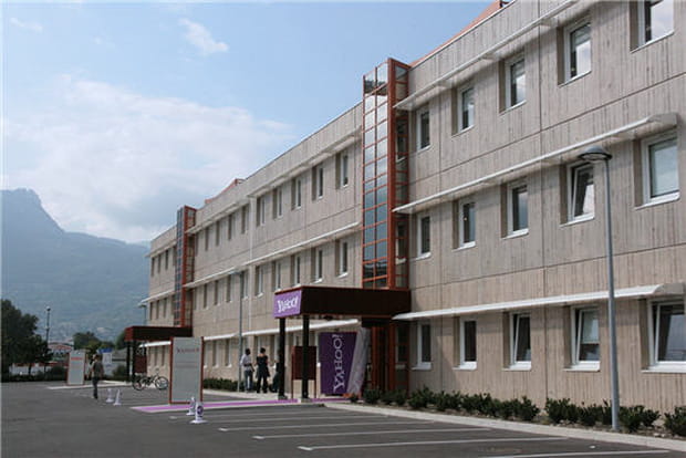 Un bâtiment au pied des montagnes