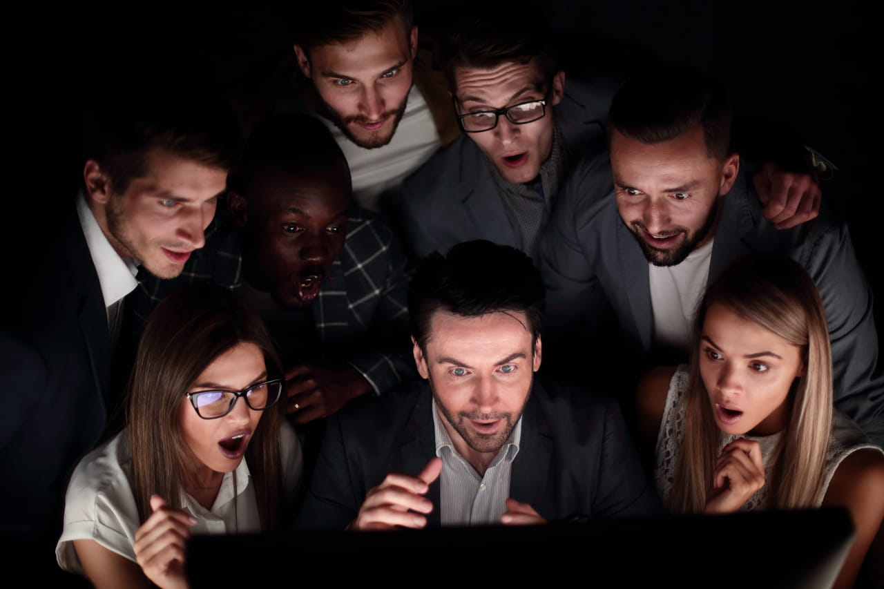 Il enregistre ses photos pornographiques sur le serveur de l'entreprise puis conteste son licenciement après leur découverte