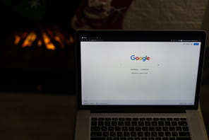 Google va d&eacute;ployer ses fonctionnalit&eacute;s d'intelligence artificielle AI Mode et AI Overviews sur son moteur de recherche en France durant l'&eacute;t&eacute; 2026