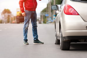 Il transforme sa voiture de service en voiture de fonction, arr&ecirc;te de travailler quand son patron lui enl&egrave;ve, et la justice lui donne raison