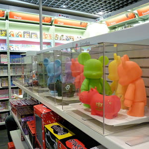l'espace mangas de la fnac des halles propose des livres, objets et ateliers