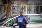 Il met ses warnings pour ne pas qu'on lui rentre dedans et prend 150 euros d'amende