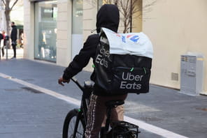 Les livreurs Uber Eats et Stuart sont pay&eacute;s en-dessous du Smic horaire, selon une &eacute;tude