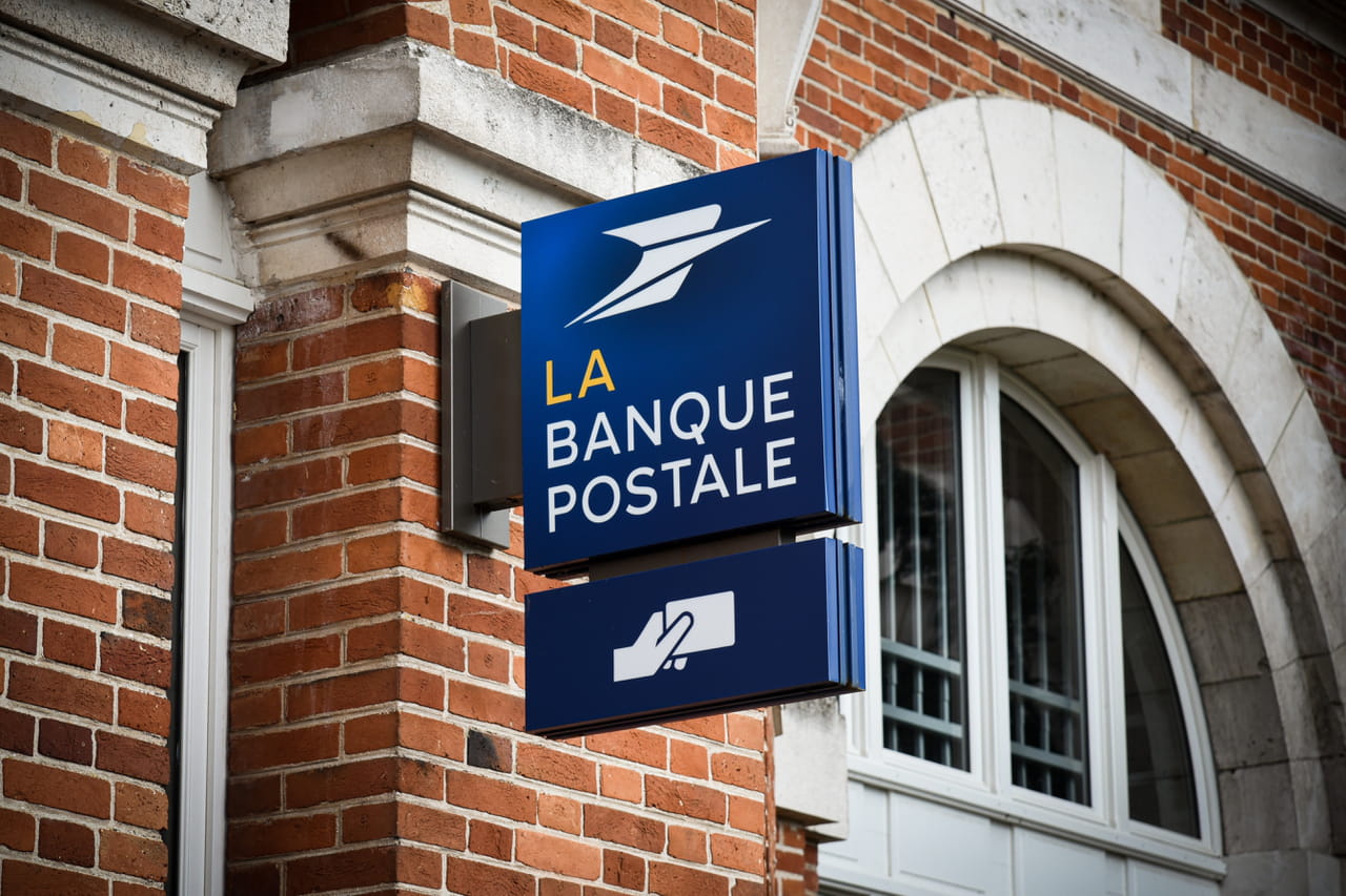 La Banque postale augmente ses frais : 11 millions de clients vont payer jusqu'à 36% plus cher