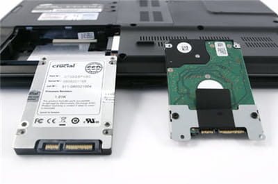 a gauche un ssd, à droite un disque dur classique.